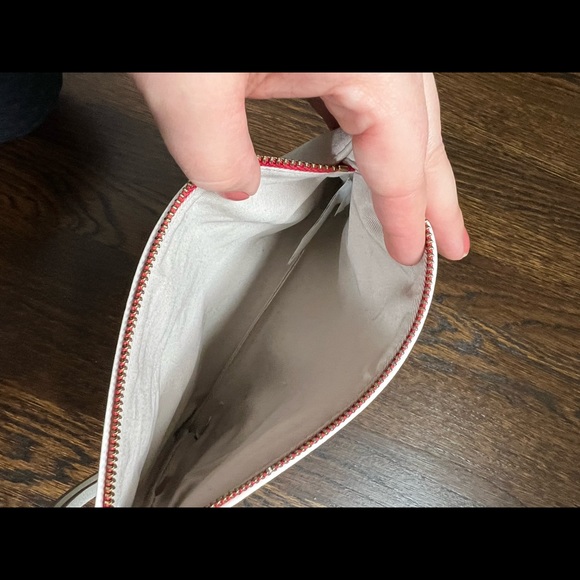 ❤️‍🔥FINAL CHANCE FINAL PRICE❤️‍🔥 Banana Republic Ivory Wristlet - Picture 2 of 3